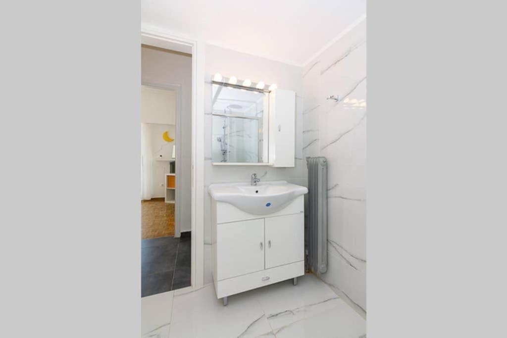 Sunlit 2br Oasis In Metaxourghio 3min From Metro Apartment *
