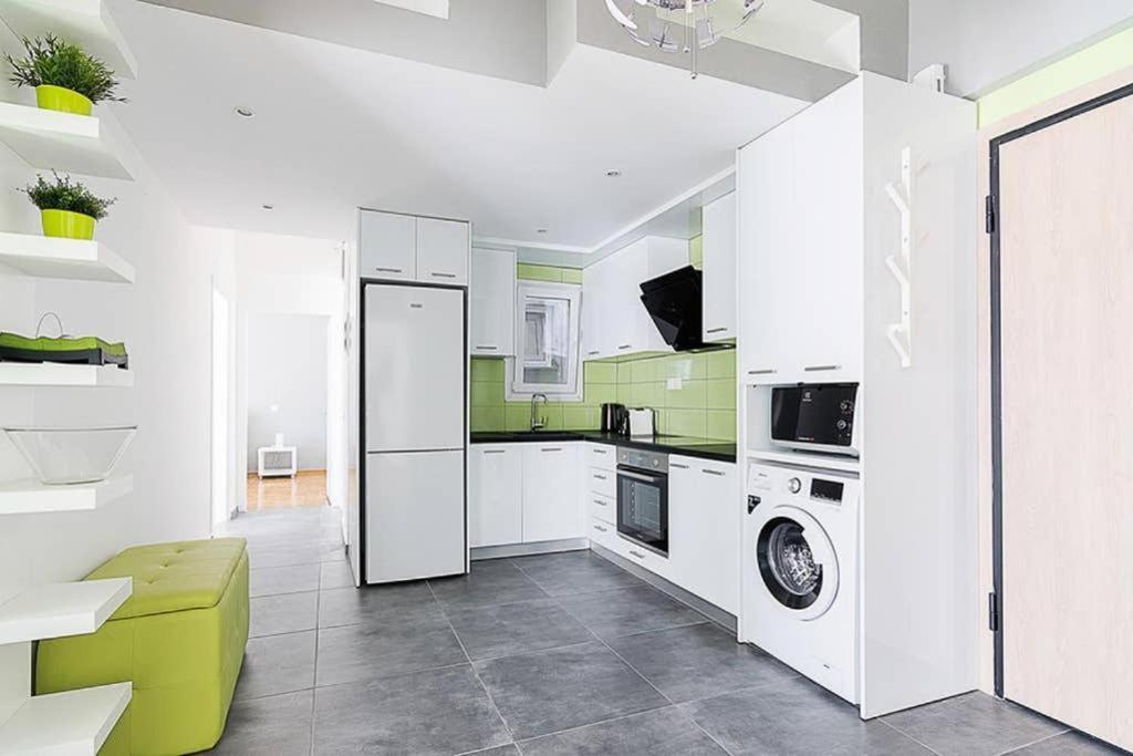 Sunlit 2br Oasis In Metaxourghio 3min From Metro Appartement