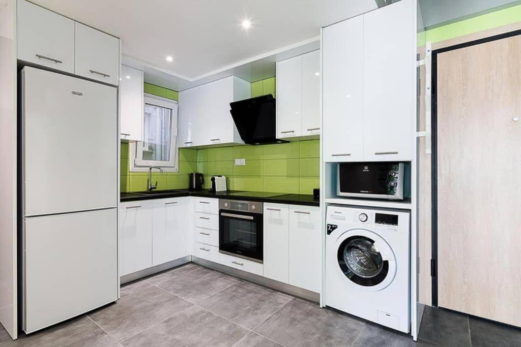Sunlit 2br Oasis In Metaxourghio 3min From Metro Appartement